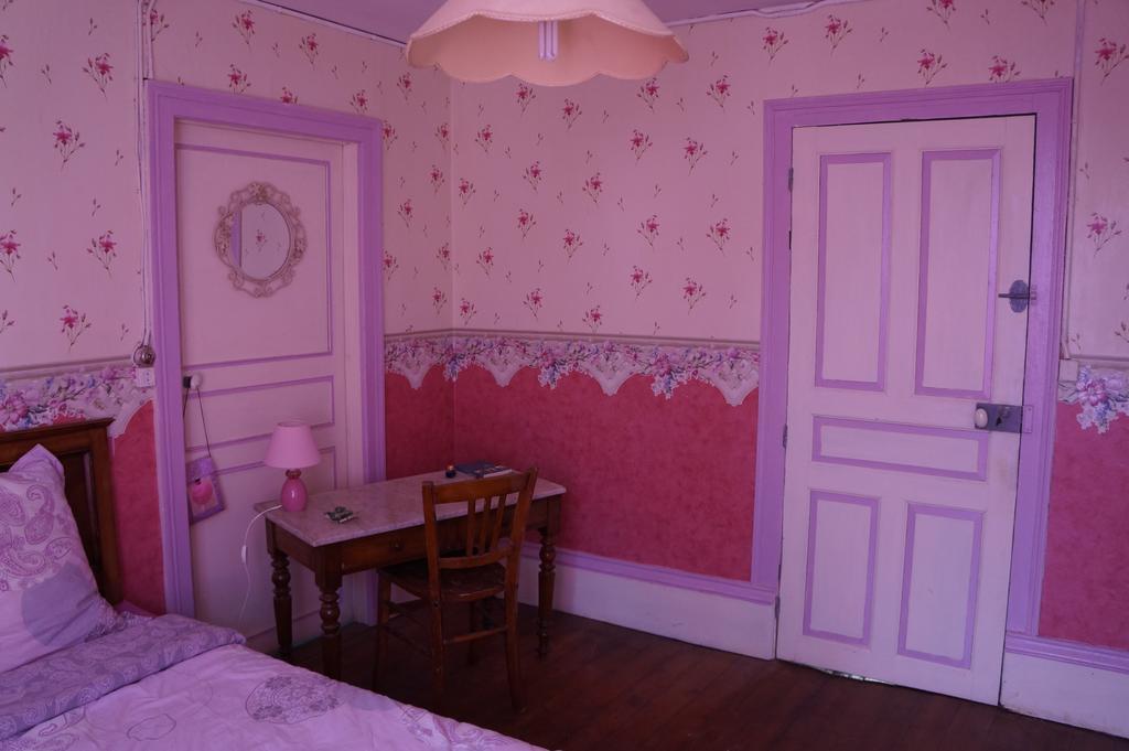 La Grille Fleurie, Chambres D'Hote Chez L'Habitant Arthonnay Exterior foto